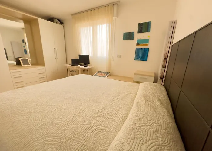 Apartment 100 M From The With And Jacuzzi Included *