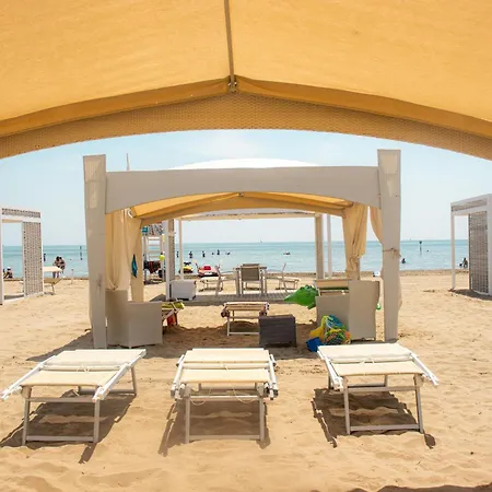 100 M From The With And Jacuzzi Included * Lignano Sabbiadoro