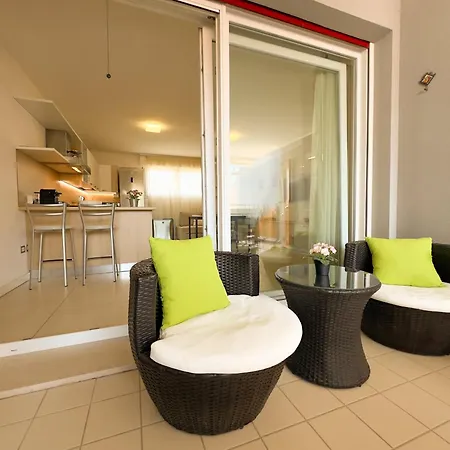 100 M From The With And Jacuzzi Included 公寓 *