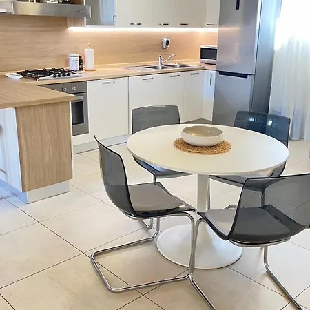 Appartamento 100 M From The With And Jacuzzi Included *