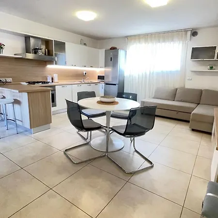 Appartamento 100 M From The With And Jacuzzi Included *