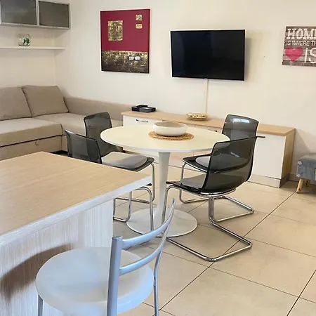 100 M From The With And Jacuzzi Included Appartement *